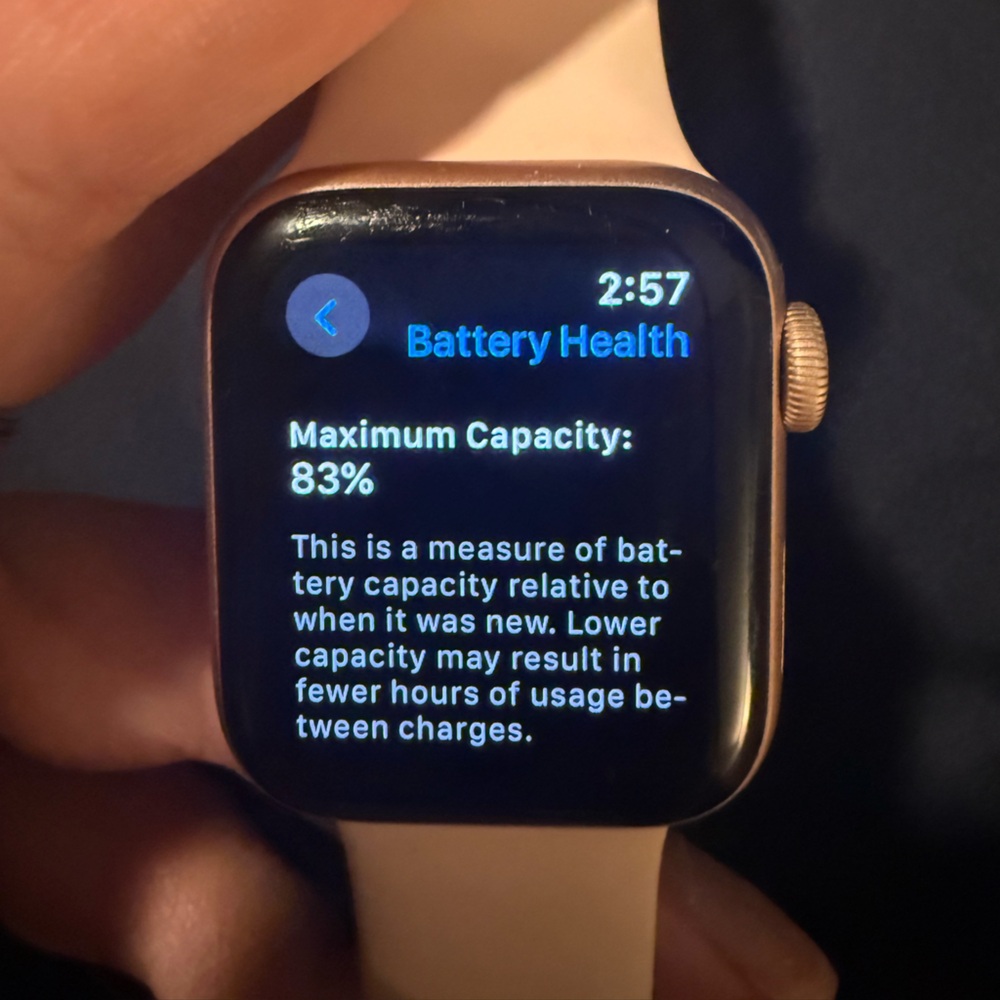 Rose Gold Apple Watch SE - Picture 5 of 6